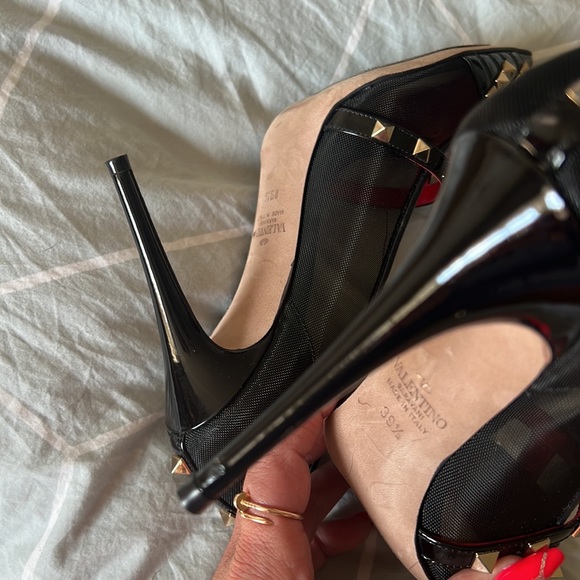 Valentino Rockstud Alcove pumps.making them perfect for any special occasion - Picture 11 of 11